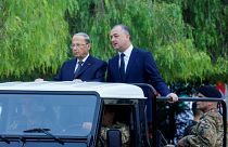 الرئيس اللبناني ميشيل عون وإلى جانبه وزير الدفاع الياس أبو صعب خلال استعراض عسكري يوم عيد الاستقلال.