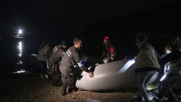 Αστυνομικοί και διασώστες απομακρύνουν φουσκωτή βάρκα μετά την άφιξη προσφύγων και μεταναστών στη Σκάλα Συκαμιάς(ΑΡΧΕΙΟΥ) Αστυνομικοί και διασώστες απομακρύνουν φουσκωτή βάρκα μετά την άφιξη προσφύγων και μεταναστών στη Σκάλα Συκαμιάς(ΑΡΧΕΙΟΥ)