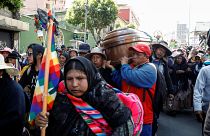 Krise in Bolivien: Vom Tränengas vernebelte Särge stehen auf der Straße