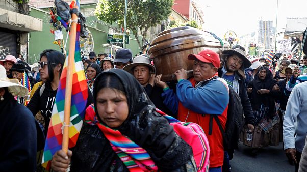 Krise in Bolivien: Vom Tränengas vernebelte Särge stehen auf der Straße Krise in Bolivien: Vom Tränengas vernebelte Särge stehen auf der Straße