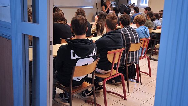 Fransa’da lise öğrencilerine hipnoz ile İngilizce dersi Fransa’da lise öğrencilerine hipnoz ile İngilizce dersi