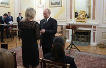 Rusya Devlet Başkanı Vladimir Putin, kruz füzesi denemesi sırasında hayatını kaybeden bilim insanlarının eşlerine devlet nişanı taktı