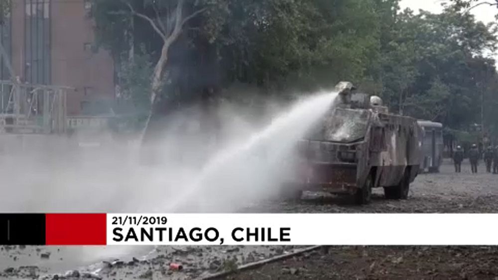 Chili : les manifestants font face aux canons à eau