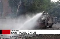 Kövekkel dobálták a rendőrök járműveit a chilei tüntetők 