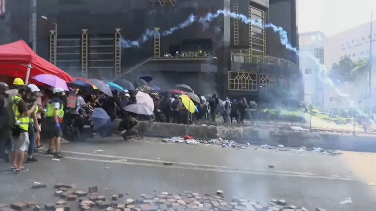 شاهد: أفضل اللقطات.. احتجاجات هونغ كونغ والبندقية تتنفس تحت الماء وسوري يقبل الأسود