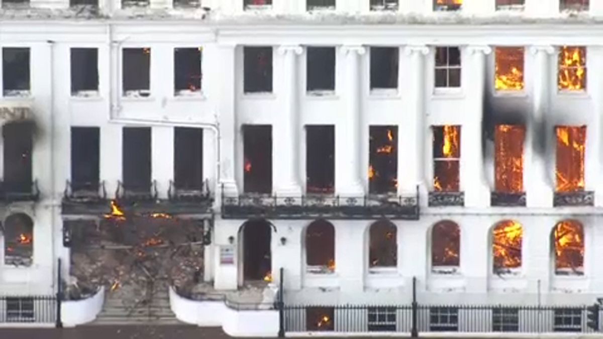 شاهد: حريق يلتهم فندقاً يعود للعصر الفكتوري جنوب بريطانيا