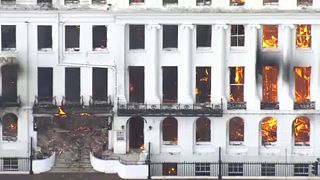 شاهد: حريق يلتهم فندقاً يعود للعصر الفكتوري جنوب بريطانيا