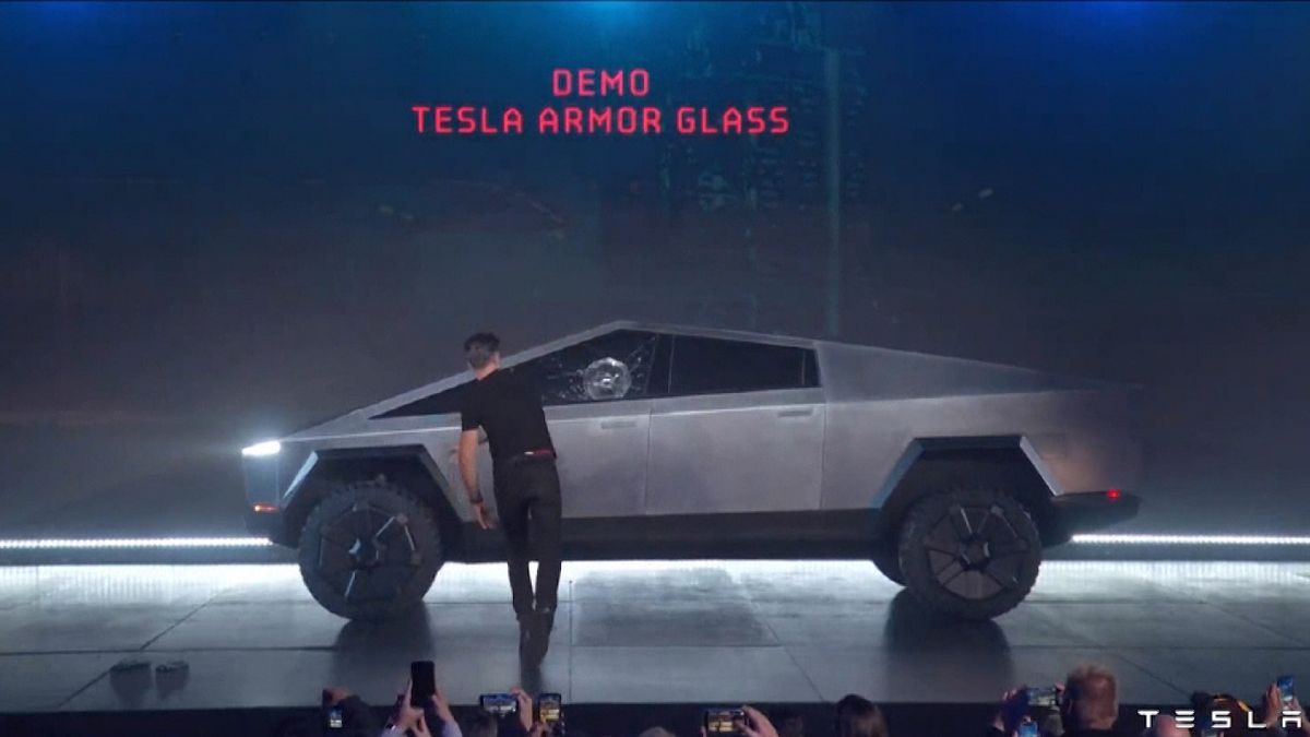 Elon Musk'a 'kötü sürpriz': Tesla'nın zırhlı Cybertruck modelinin camları ilk tanıtımda kırıldı