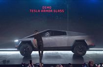 Elon Musk'a 'kötü sürpriz': Tesla'nın zırhlı Cybertruck modelinin camları ilk tanıtımda kırıldı