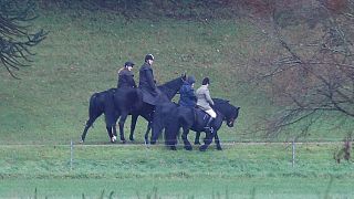 Da reiten sie im Regen: Queen stellt sich hinter Prinz Andrew