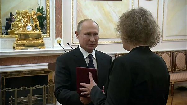 Putin premia le vedove dell'incidente nucleare di agosto Putin premia le vedove dell'incidente nucleare di agosto