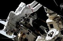 Astronautas fazem 'cirurgia espacial' em detetor de raios cósmicos