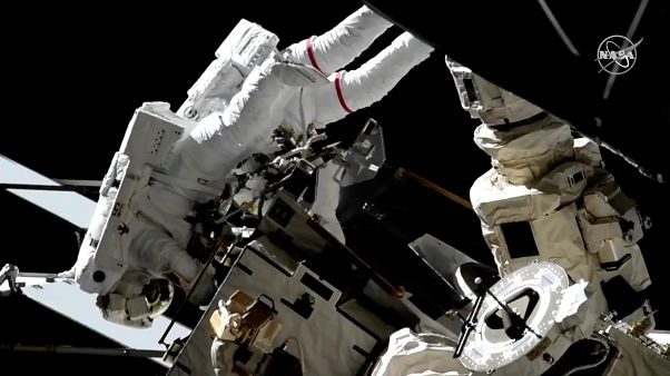 Astronautas fazem 'cirurgia espacial' em detetor de raios cósmicos Astronautas fazem 'cirurgia espacial' em detetor de raios cósmicos