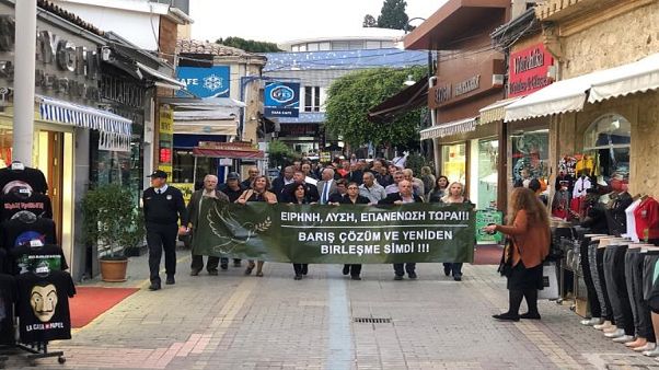 Κύπρος: Πορεία Ελληνοκυπρίων και Τουρκοκυπρίων για την τριμερή στο Βερολίνο Κύπρος: Πορεία Ελληνοκυπρίων και Τουρκοκυπρίων για την τριμερή στο Βερολίνο