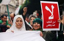 Algier: Demonstrantinnen mit Banner: "Ich werde nicht gegen mein Land wählen"