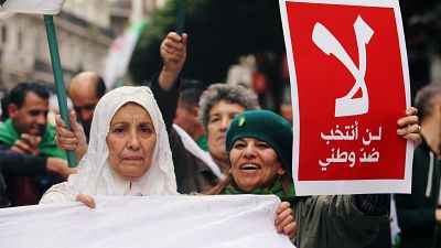 Algier: Demonstrantinnen mit Banner: "Ich werde nicht gegen mein Land wählen"