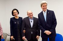 وزير الخارجية الأميركية سابقاً جون كيري إلى جانب رضائيان وزوجته بعد إطلاق سراح مراسل واشنطن بوست عام 2016