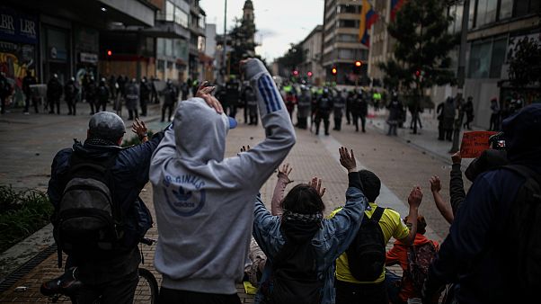 Kolombiya'daki genel grev protestolarında 3 kişi öldü; hükümet diyalog masasına oturmak istiyor Kolombiya'daki genel grev protestolarında 3 kişi öldü; hükümet diyalog masasına oturmak istiyor