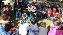 Diyarbakırlı öğrencilere açık alanda piyano ve gitar dersi: 'Köy Çocukları Hayalleriyle Buluşsunlar'