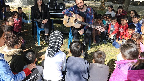 Diyarbakırlı öğrencilere açık alanda piyano ve gitar dersi: 'Köy Çocukları Hayalleriyle Buluşsunlar' Diyarbakırlı öğrencilere açık alanda piyano ve gitar dersi: 'Köy Çocukları Hayalleriyle Buluşsunlar'