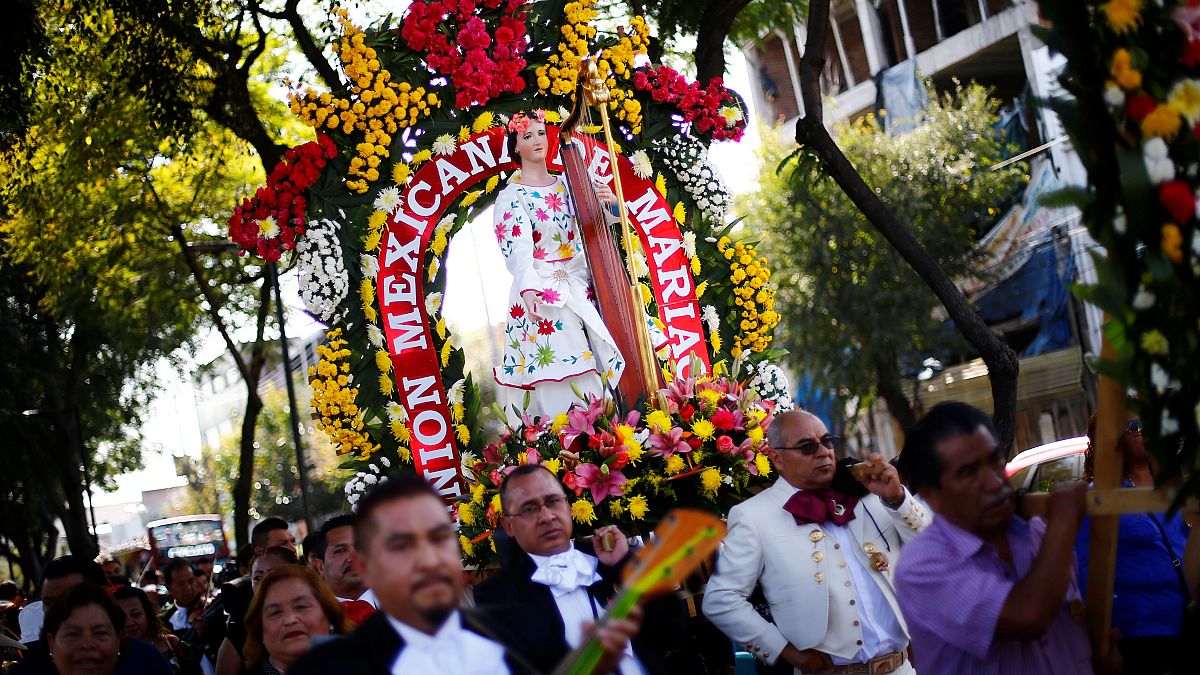 Procesión de mariachis en Ciudad de México en el día de Santa Cecilia, patrona de los músicos