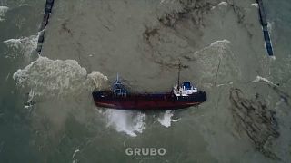 أوكرانيا: مخاوف من تسرب النفط من ناقلة انقلبت قبالة سواحل أوديسا