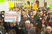 Austria: in piazza per il fumo c'è anche Strache