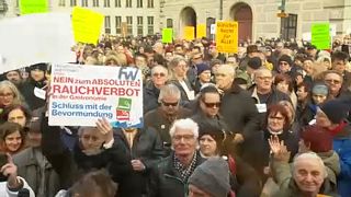 A dohánytilalom ellen tüntettek Bécsben 