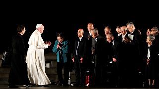 Bergoglio insieme ad alcuni sopravvissuti a Hiroshima