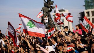  متظاهرون في ساحة الشهداء في وسط بيروت