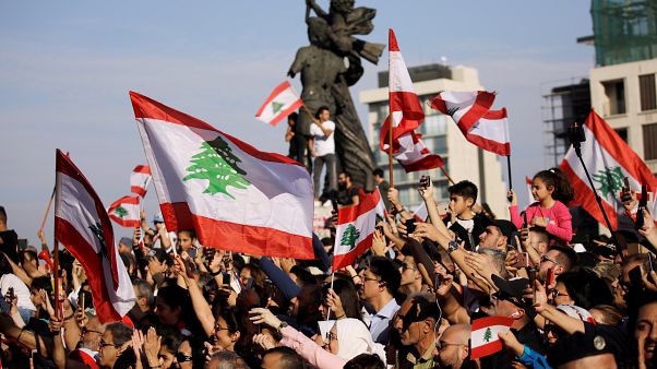 متظاهرون في ساحة الشهداء في وسط بيروت متظاهرون في ساحة الشهداء في وسط بيروت
