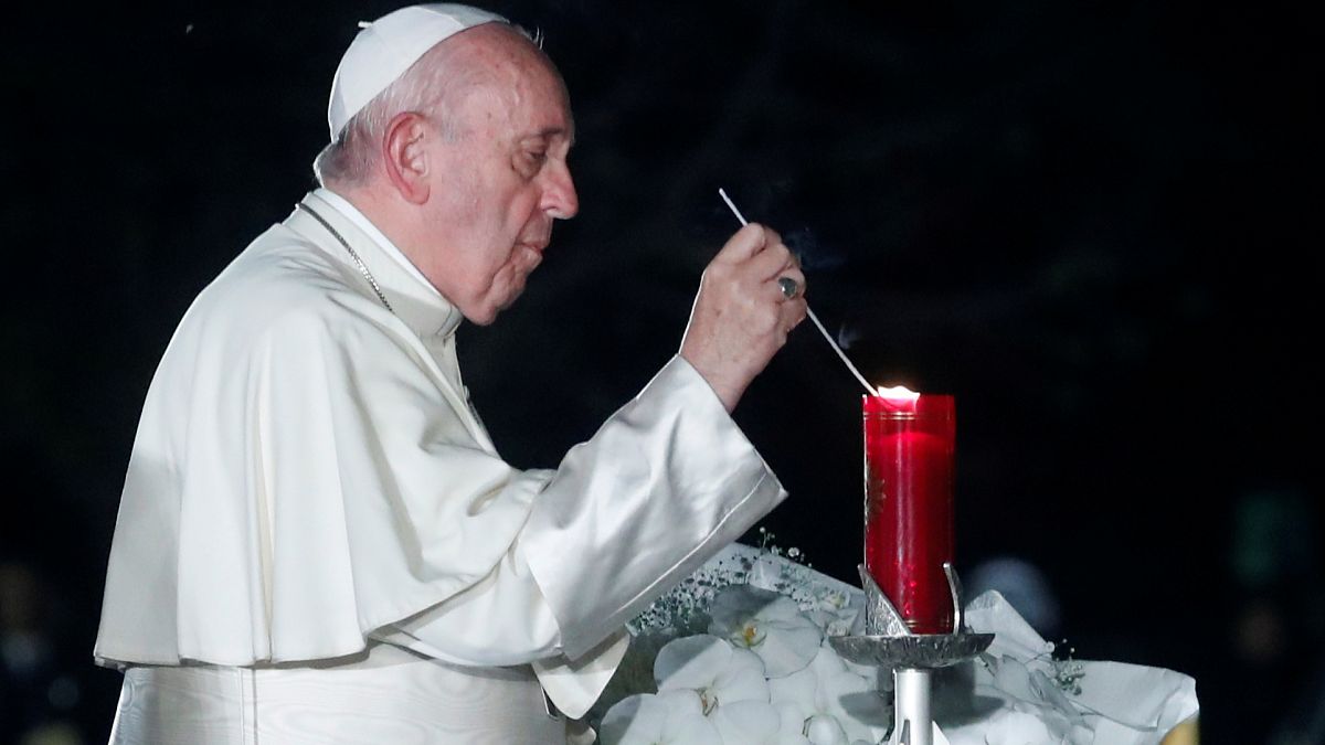 البابا مضيئاً شمعة أمام النصب التذكاري لضحايا القنبلة النووية في هيروشيما اليابانية 