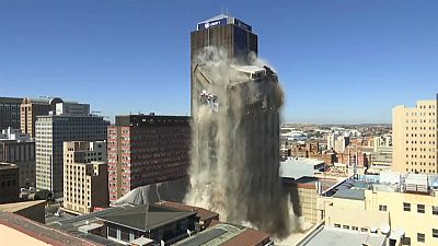 آفریقای جنوبی؛ تخریب کنترل شده برج ۱۰۸ متری در ژوهانسبورگ