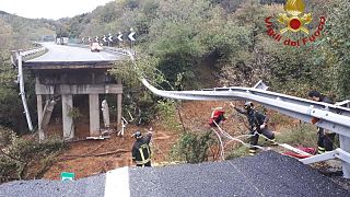 ویدئو؛ ریزش پل در شمال ایتالیا به دنبال بارش شدید باران