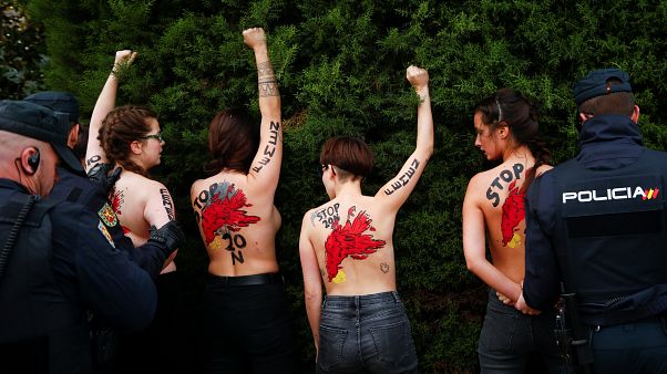 Femen aktivistleri diktatör Franco yanlısı yürüyüşü protesto etti Femen aktivistleri diktatör Franco yanlısı yürüyüşü protesto etti