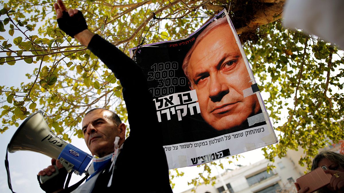 İsrail Başbakanı Binyamin Netanyahu'nun istifasını isteyen protestocu