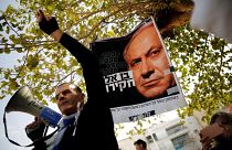 İsrail Başbakanı Binyamin Netanyahu'nun istifasını isteyen protestocu