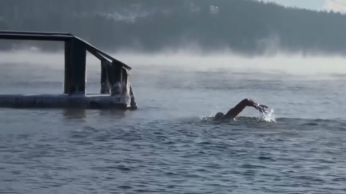 رجل روسي يسبح في بحيرة بايكال في درجة حرارة تدنت تحت الصفر. 24/11/2019