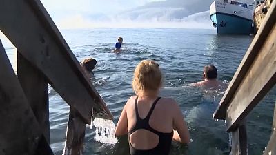 Rus 'kış yüzücüleri' eksi 4 derecede Baykal Gölü'nde kulaç attı