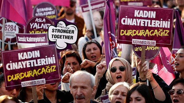 Kadına Yönelik Şiddete Karşı Uluslararası Mücadele Günü'nde toplanan kalabalık Kadına Yönelik Şiddete Karşı Uluslararası Mücadele Günü'nde toplanan kalabalık