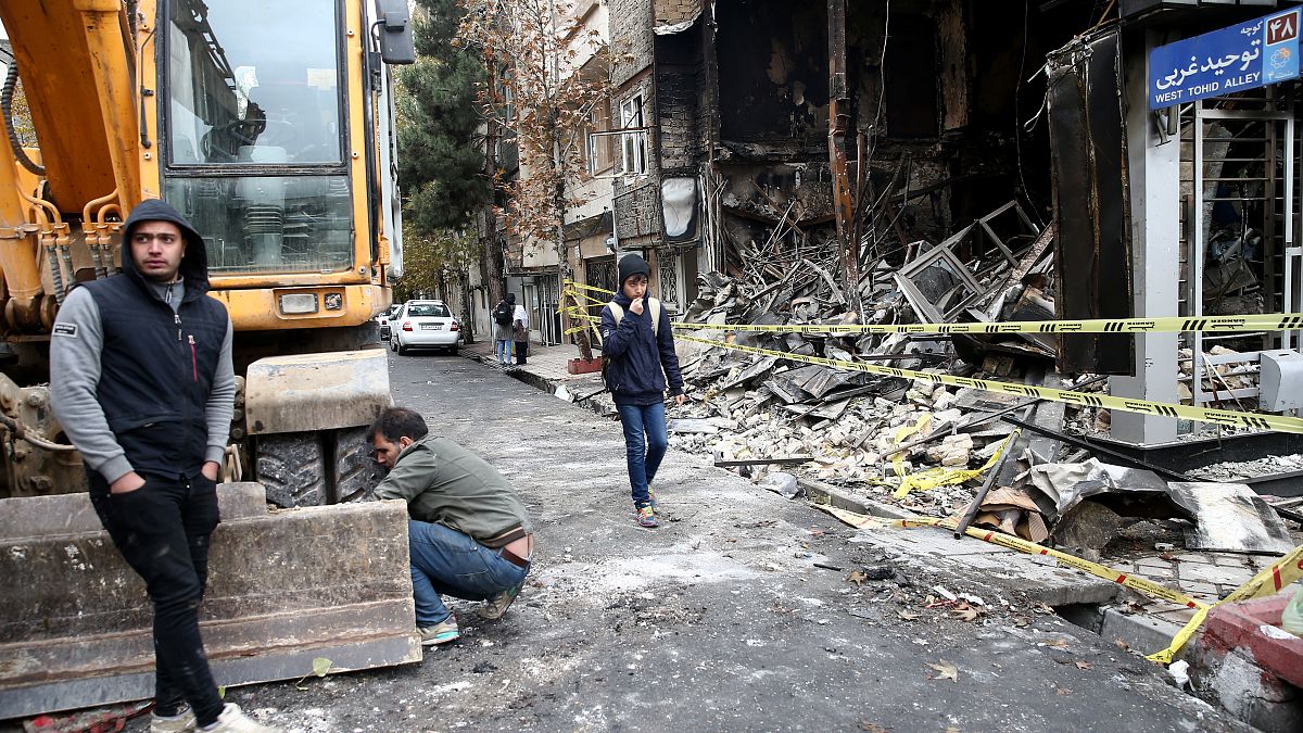 صورة لأحد الشوارع في إيران بعد عمليات حرق طالت مؤسسات وبنوك