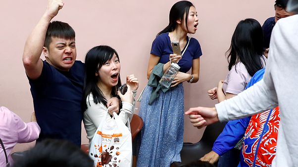 Aplastante victoria prodemócrata en las elecciones locales en Hong Kong Aplastante victoria prodemócrata en las elecciones locales en Hong Kong