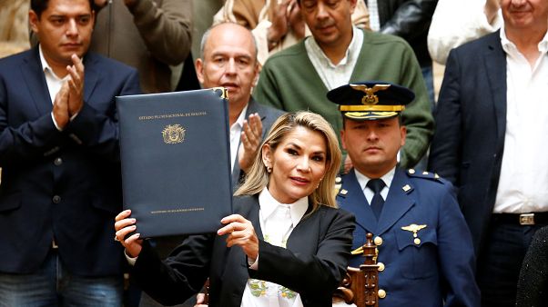 Bolivya'nın geçici Devlet Başkanı Jeanine Anez seçim yasa tasarısını kabul etti Bolivya'nın geçici Devlet Başkanı Jeanine Anez seçim yasa tasarısını kabul etti