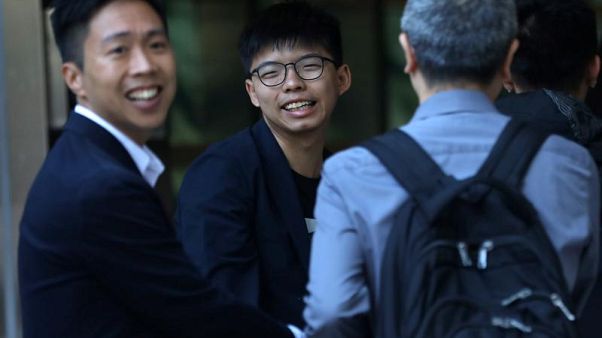 Kelvin Lam e Joshua Wong festeggiano la vittoria elettorale. Kelvin Lam e Joshua Wong festeggiano la vittoria elettorale.