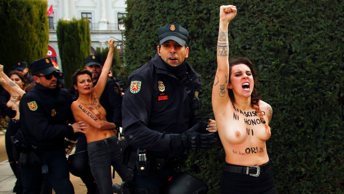 زنان نیمه‌برهنه تظاهرات بزرگداشت دیکتاتور پیشین اسپانیا را مختل کردند