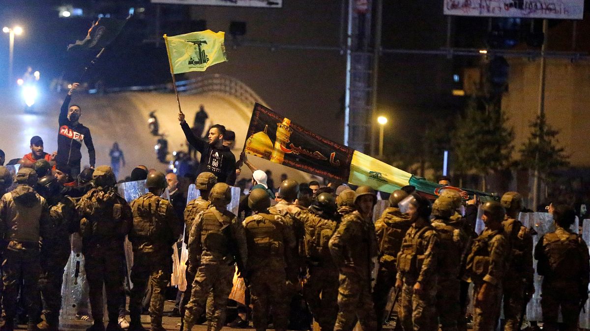 مناصرو حزب الله وحركة أمل يهاجمون المتظاهرين في بيروت