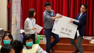 Hong Kong'da belediye meclisi seçimlerini Pekin karşıtları kazandı