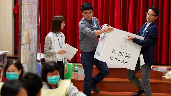Hong Kong'da belediye meclisi seçimlerini Pekin karşıtları kazandı Hong Kong'da belediye meclisi seçimlerini Pekin karşıtları kazandı