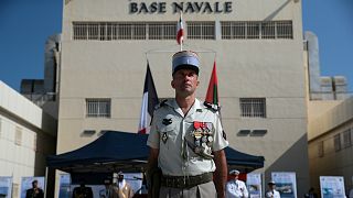 جندي بحرية أمام القاعدة الفرنسية في أبو ظبي