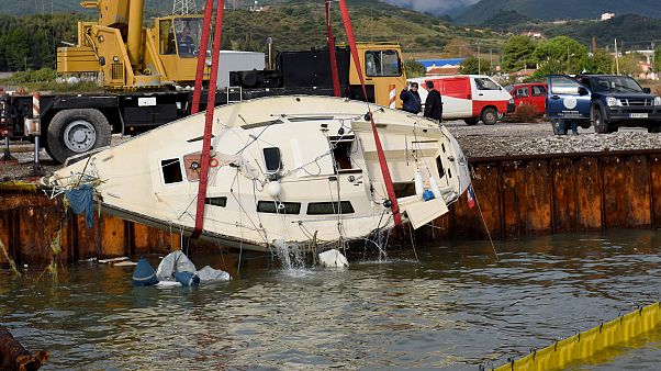 Γερανός ανασύρει το ιστιοφόρο μετά την ανατροπή του στην ανατολική προβλήτα του Αντιρρίου Γερανός ανασύρει το ιστιοφόρο μετά την ανατροπή του στην ανατολική προβλήτα του Αντιρρίου